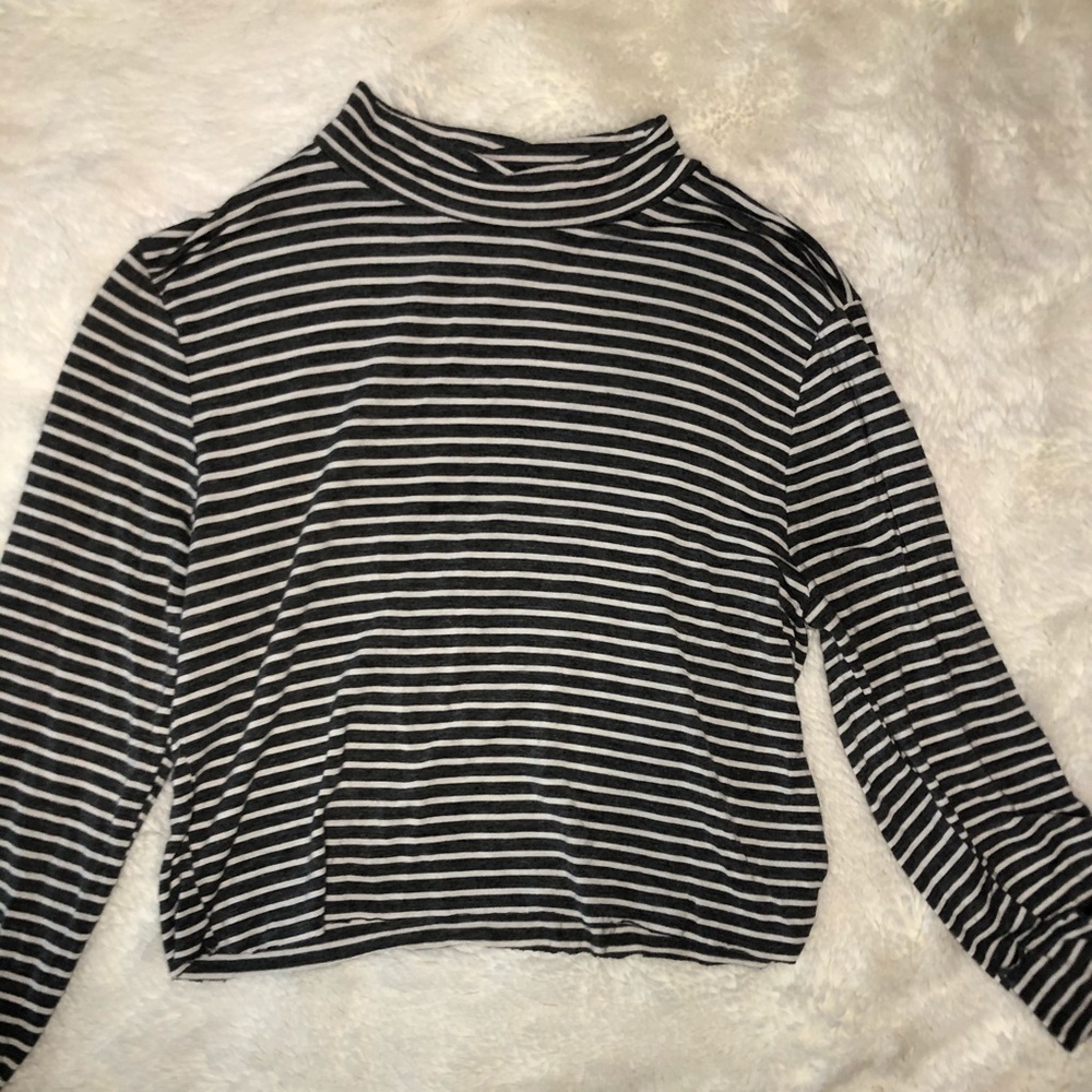 Grey mock neck cropped long sleeve
